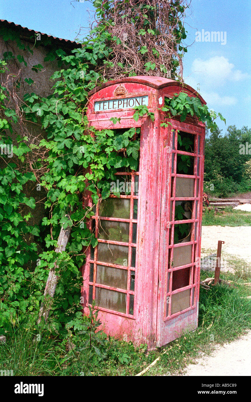 Boîte de téléphone rouge vieux abandonnés Banque D'Images