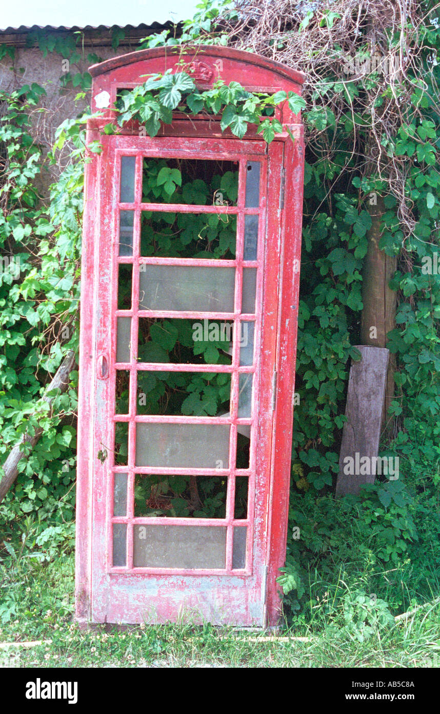 Boîte de téléphone rouge vieux abandonnés Banque D'Images