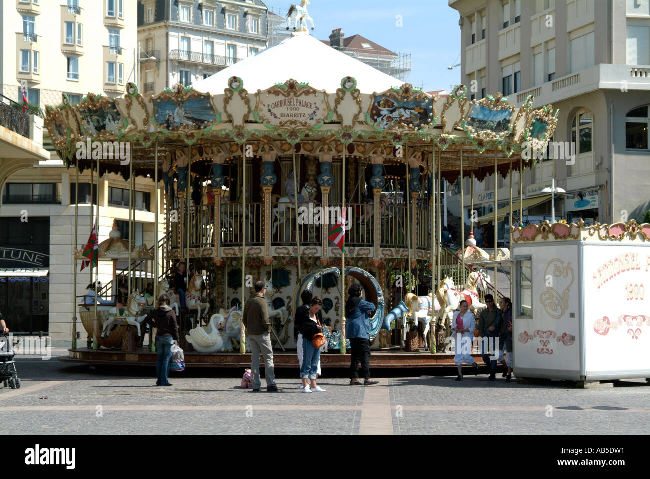 Carrousel, chevaux, fête foraine, ride, amusant, juste, au galop, chevaux, équitation, sur, la mer, avant, à Biarritz, en France, en français, de l'Atlantique Banque D'Images