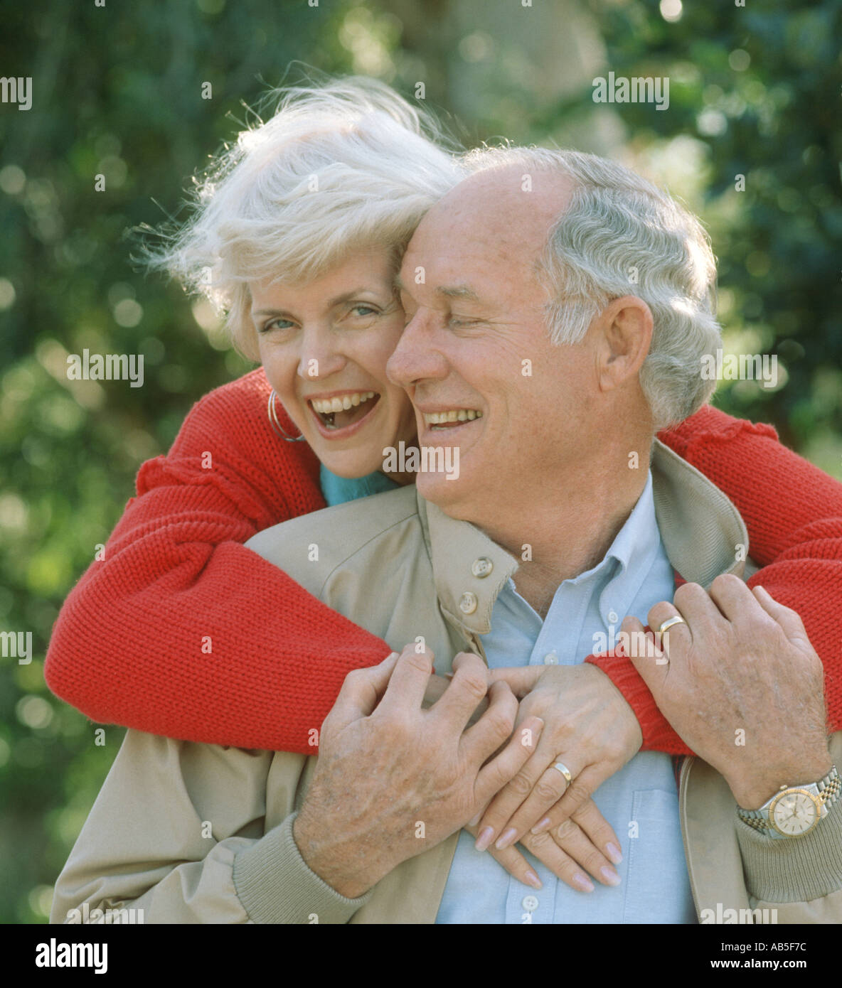 Young couple embracing romantically Banque D'Images