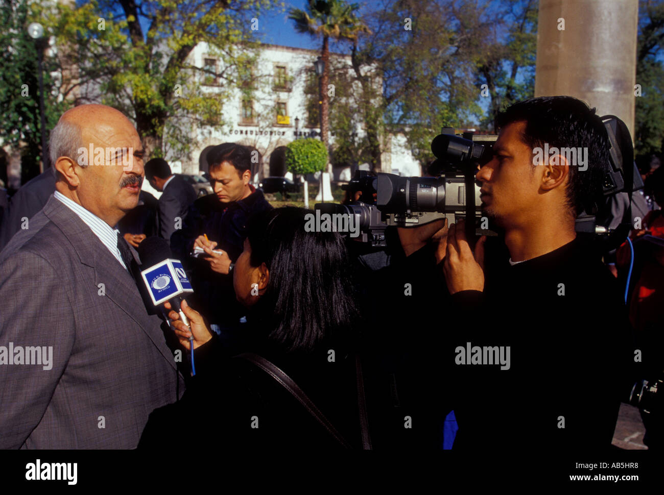 Femme mexicaine, journaliste, journaliste, la réalisation d'interview, interview, l'intervieweur, les entrevues, l'homme adulte, Morelia, Michoacan State, Mexico Banque D'Images