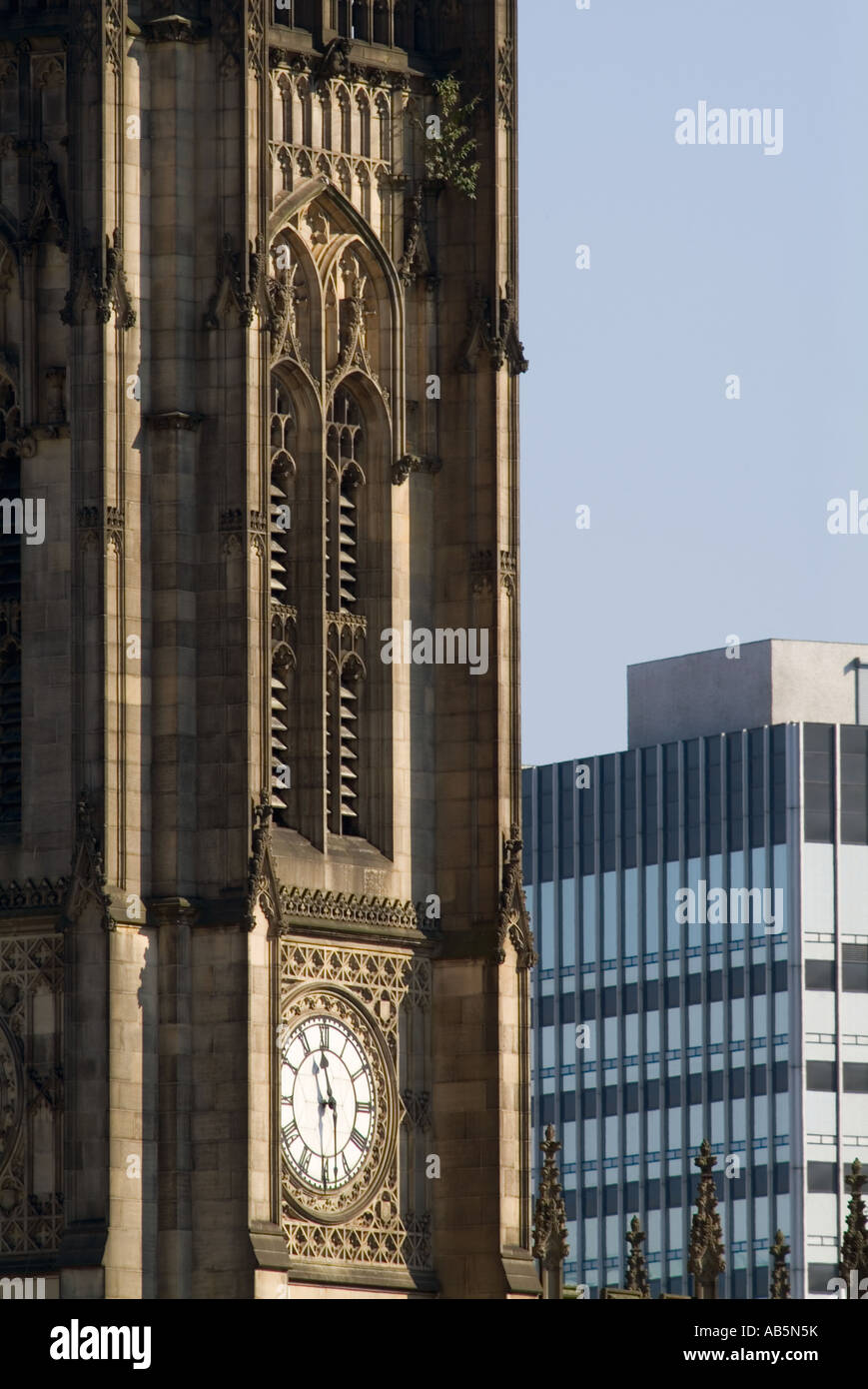 Vivement une image graphique de bâtiments du centre-ville moderne tourné contre l'architecture beaucoup plus âgés pour illustrer les changements de style Banque D'Images