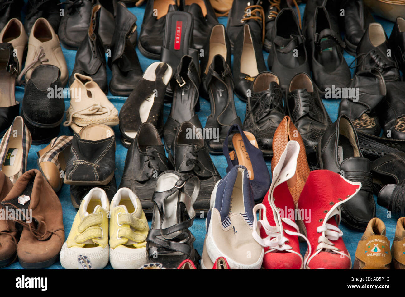 Une sélection de chaussures en vente à un marché de l'occasion Français  Photo Stock - Alamy