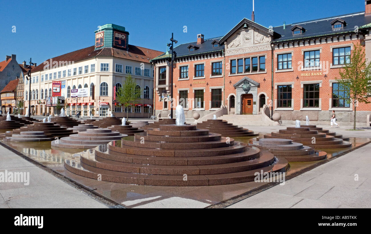 Nouvelle fontaine à Slotspladsen et Oestergade près du port, dans le centre d'Aalborg Banque D'Images