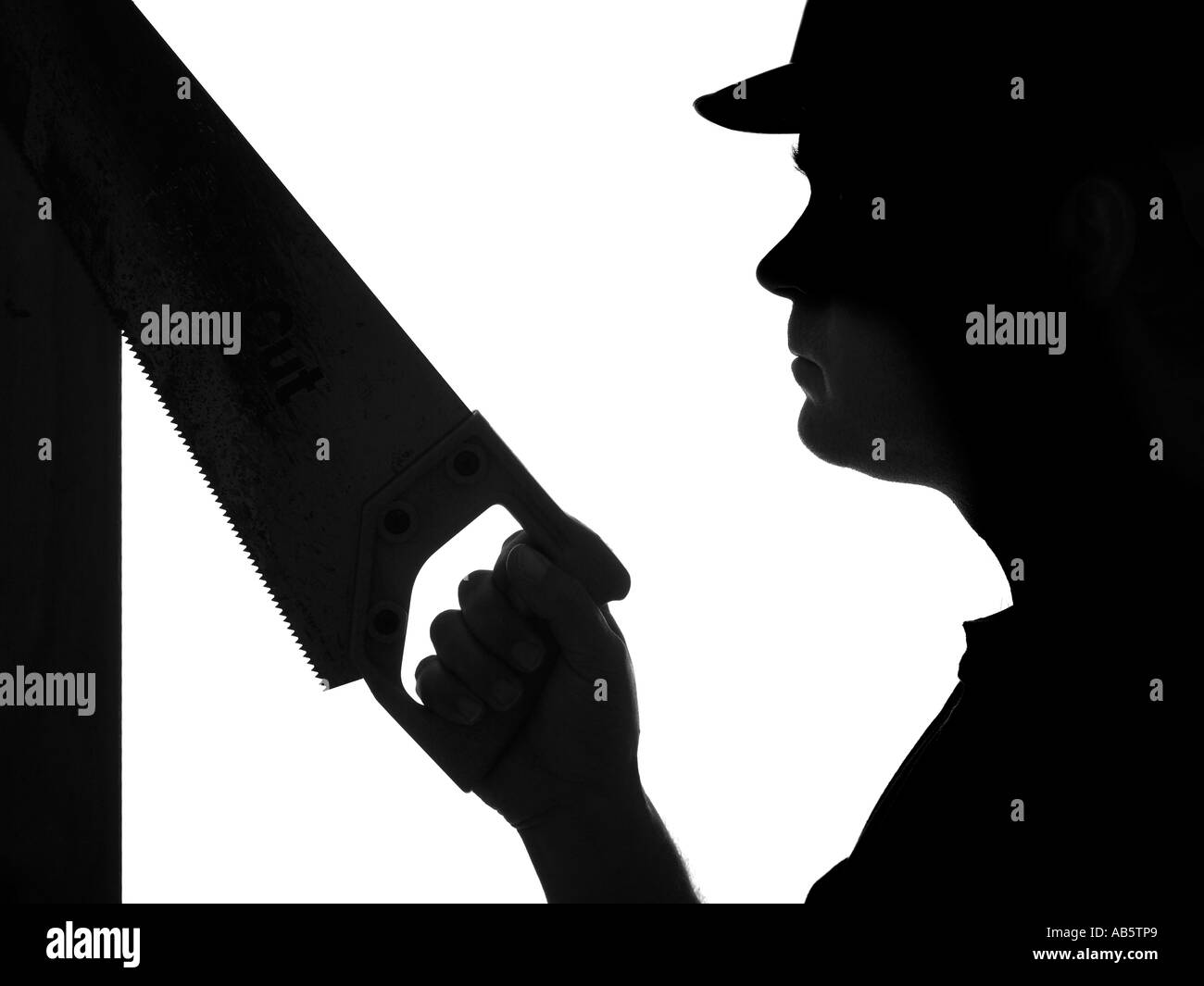 Silhouette de builder en casque holding scie à main Banque D'Images