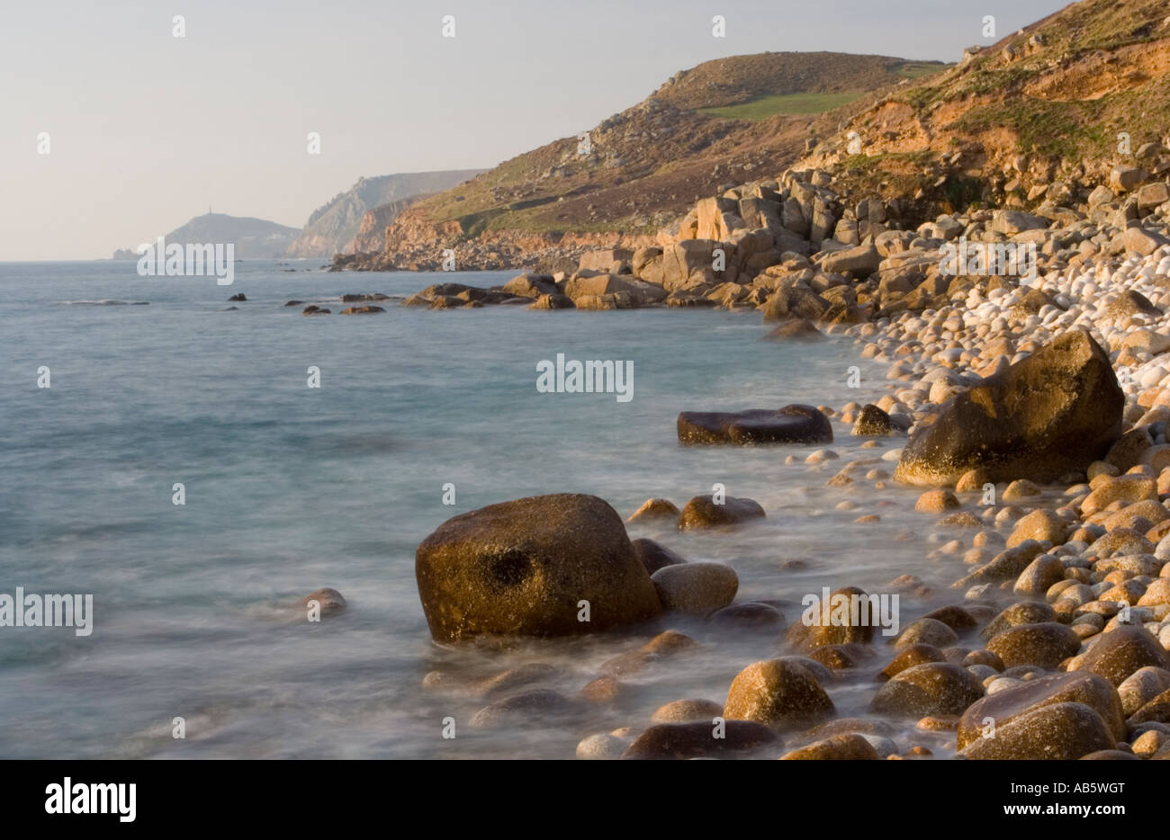 Recherche le long de la côte près de Nanjulian Cove Cornwall UK avec Cape Cornwall dans l'arrière-plan Banque D'Images