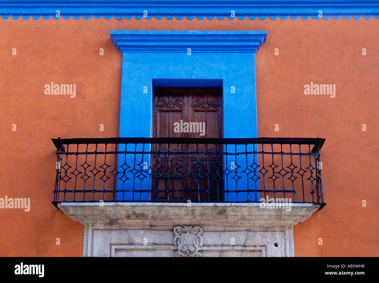 Balcon et porte en bois avec garniture bleue, la capitale, Oaxaca, Oaxaca de Juarez, l'état d'Oaxaca, Mexique Banque D'Images