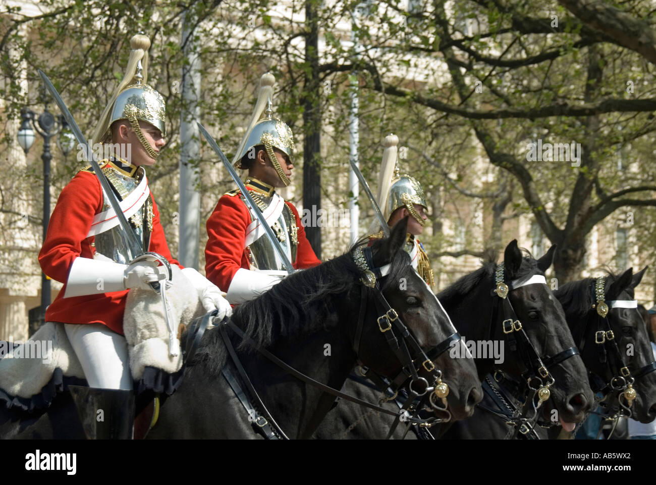 Horse Guards Road troupe multiraciale de la Household Cavalry régiment monté les Sauveteurs arrivant pour changer guard Banque D'Images