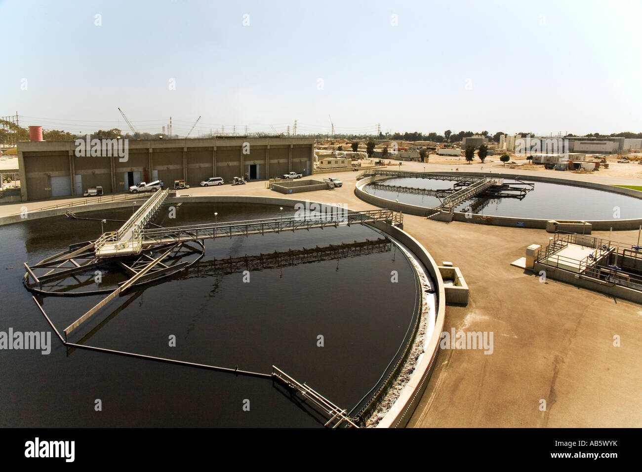 D'énormes bassins de décantation à une usine de traitement de l'eau. Banque D'Images