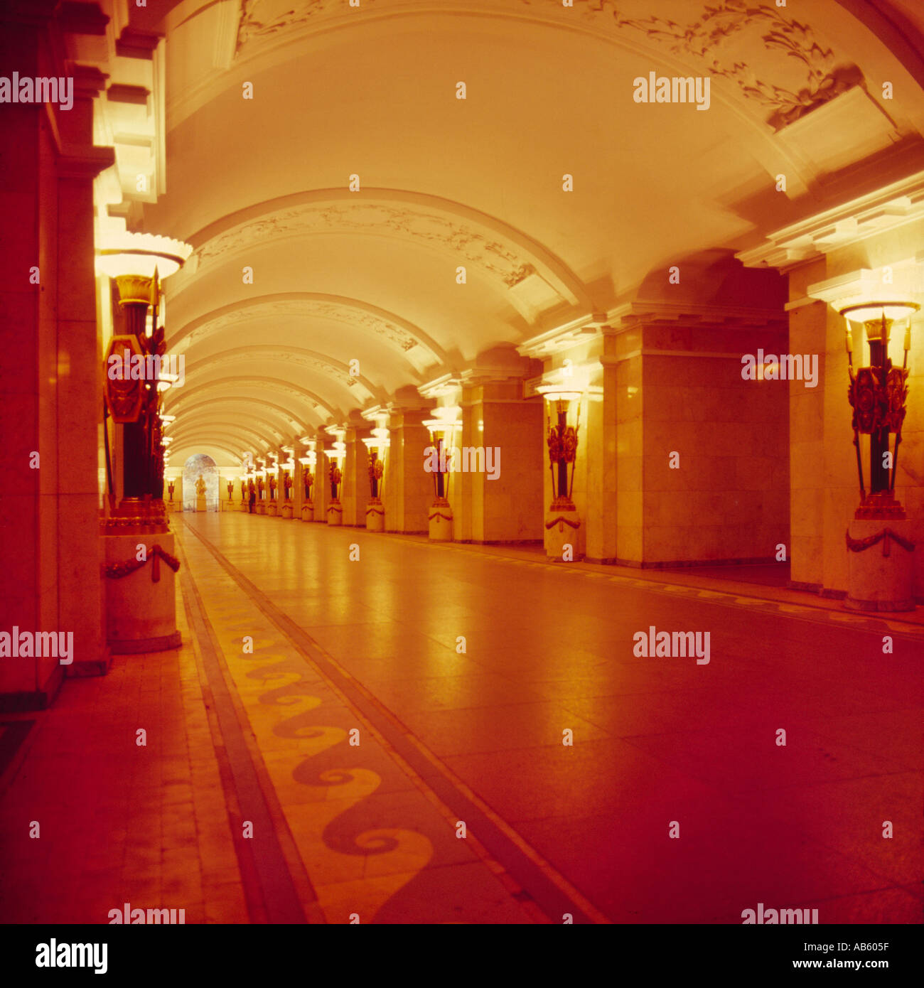 La station de métro souterraine montrant l'architecture décorées avec arch toit et carrelage dans les années 60, St Petersburg, Russia Banque D'Images