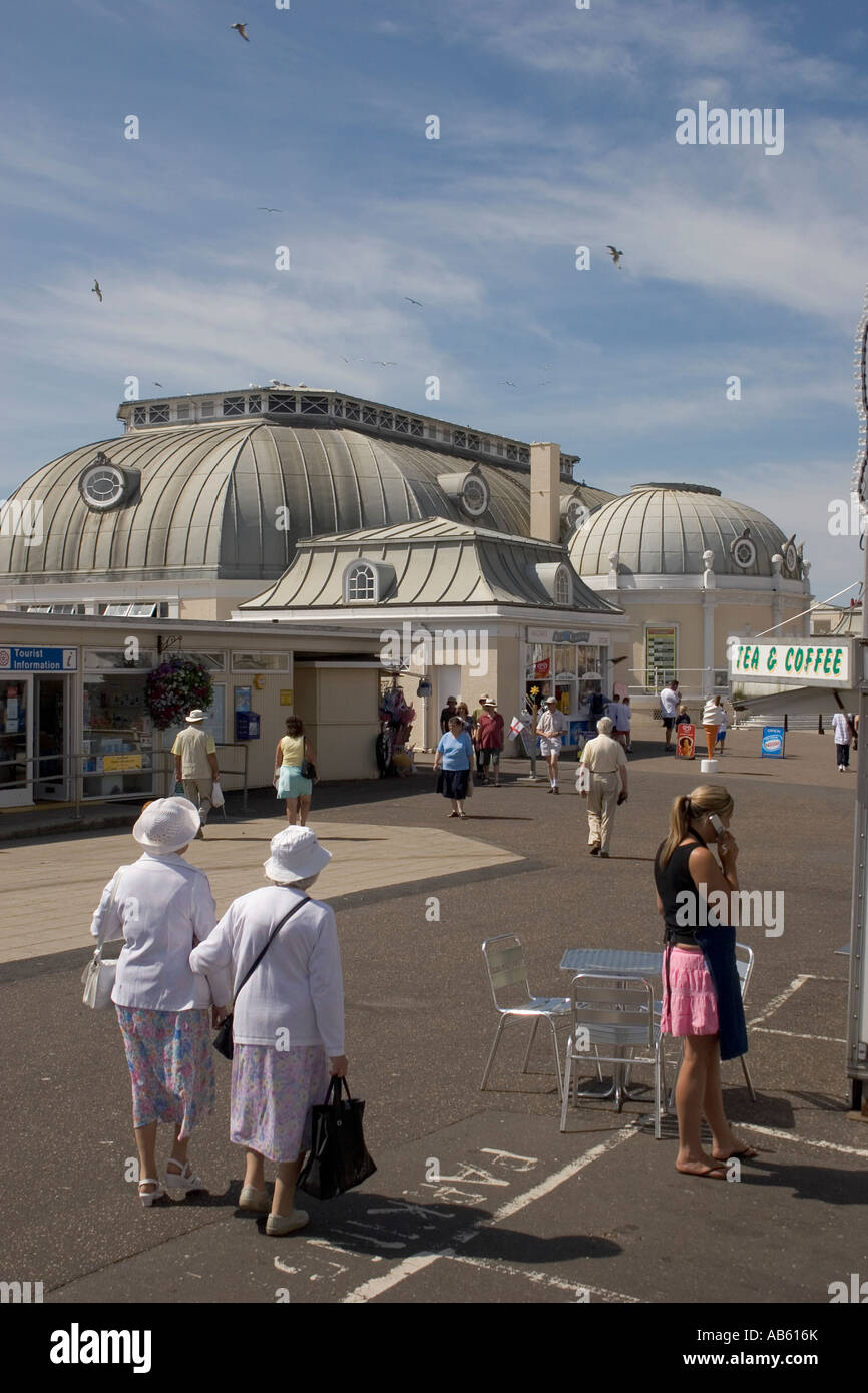 Des femmes âgées marchent sur la promenade Worthing. Photo par Nikki Attree Banque D'Images