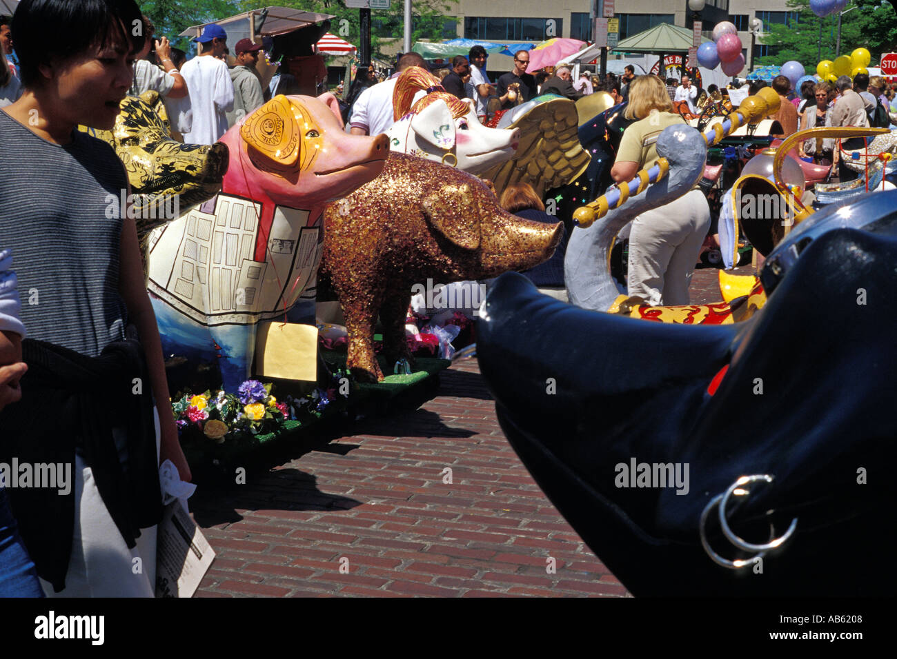 Sculptures de Porcs Porcs alignés pour la parade sur le marché de Pike Place événement de collecte de fonds au Seattle Washington USA Banque D'Images