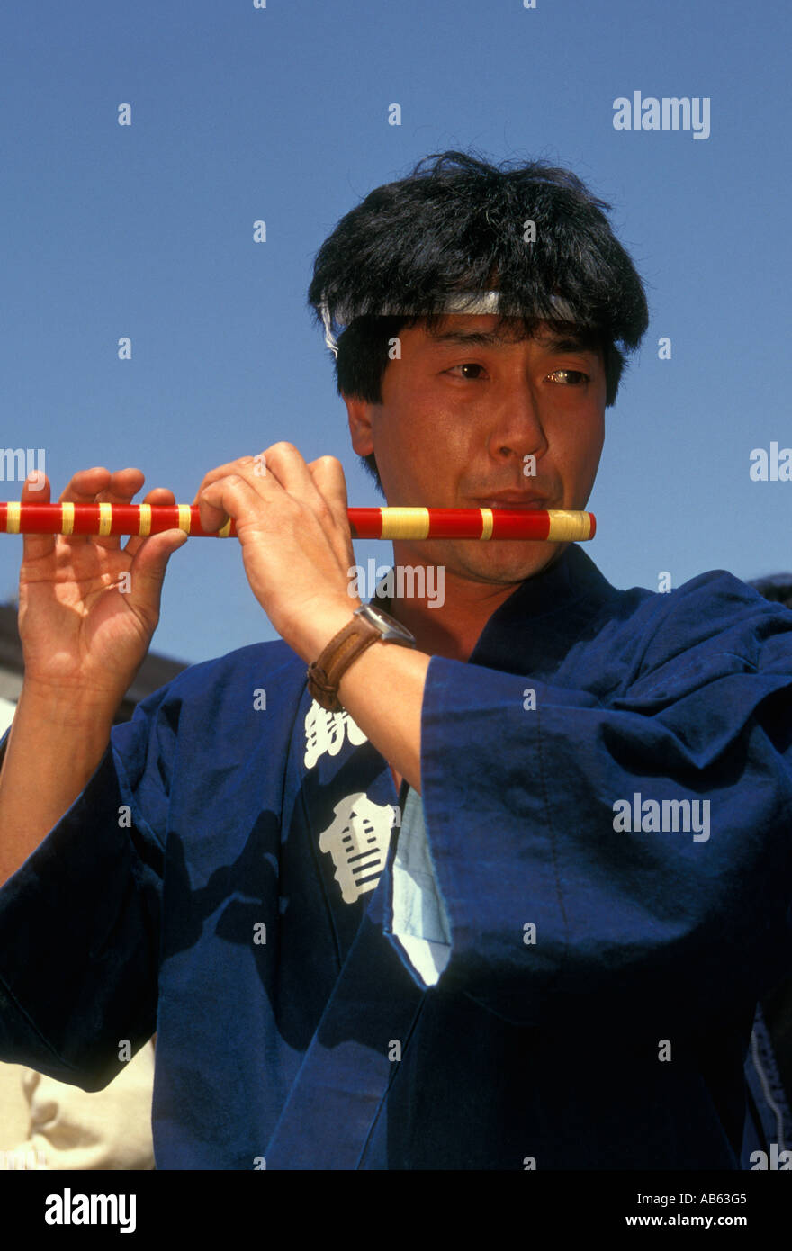 L'homme japonais, homme adulte, jouant de la flûte, joueur de flûte, flûtiste, flûtiste, cherry blossom festival, japantown, San Francisco, California, UNITED STATES Banque D'Images