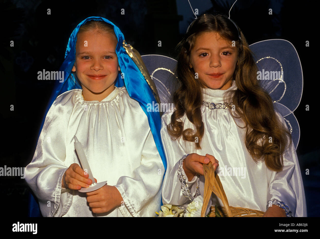 2, 2, les filles, les acteurs, Vierge Marie, sur la gauche, l'Ange de l'Éternel, sur la droite, le contact oculaire, vue de face, portrait, Las Posadas, San Antonio, Texas Banque D'Images