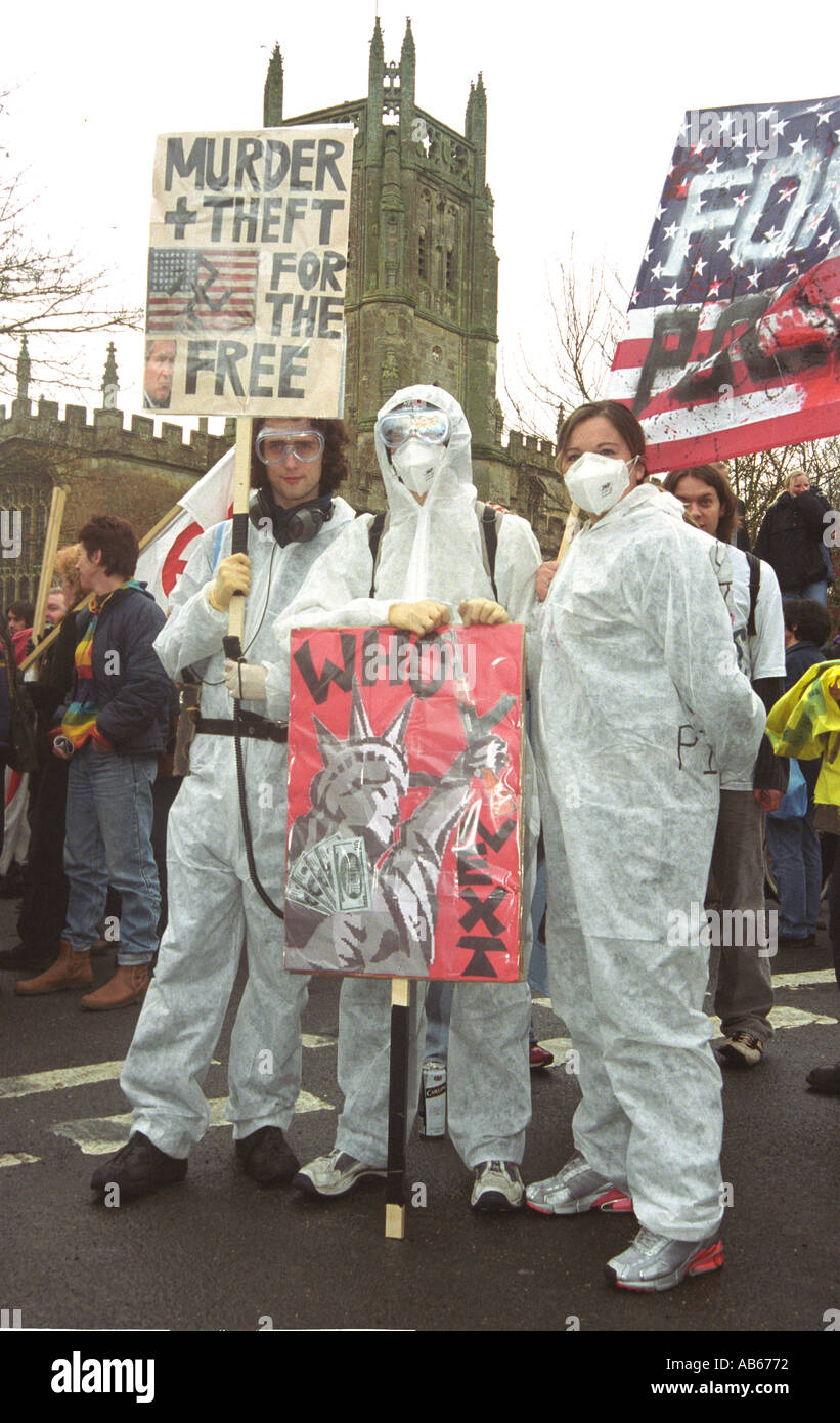 Les manifestants de la paix habillés comme des inspecteurs à Gloucestershire 2003 arrêter la guerre manifestation RAF Fairford Gloucestershire UK Banque D'Images