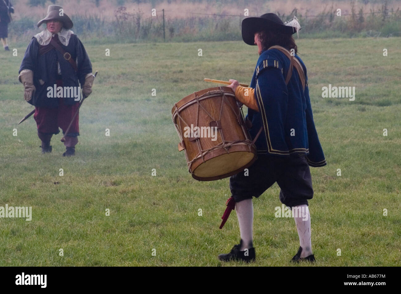 Un batteur solitaire au cours de la noeuds scellés re reconstitution de la bataille d'Edgehill Festival de l'histoire 2003 Banque D'Images