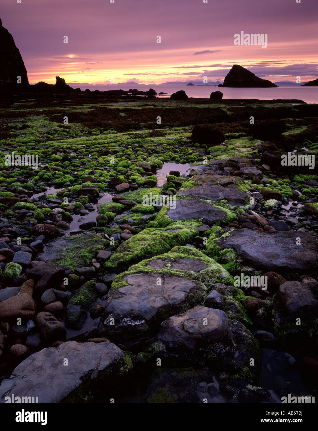 Coucher de Duntulm, Trotternish, île de Skye. Banque D'Images