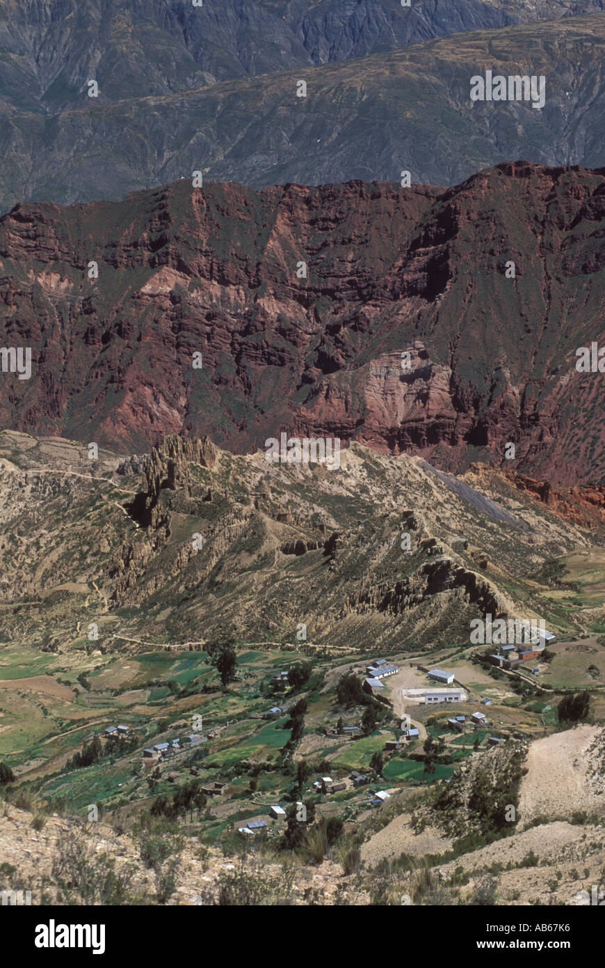 Les champs de culture de l'agriculture et érosion vallée entre La Paz et Santjago de Collana Bolivie Altiplano Banque D'Images