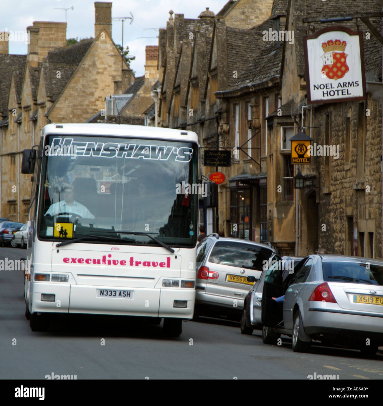 Chipping Campden dans les Cotswolds Gloucestershire England UK, rue main Scolairecoût et Noel Arms Hotel Banque D'Images