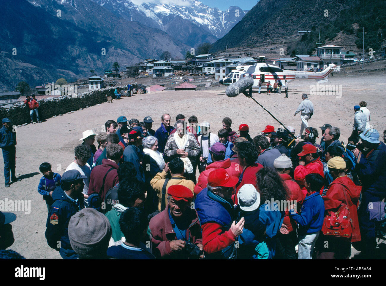 Sir Edmund Hillary et son épouse arrivent à Lukla pour le 40e anniversaire de membres survivants de l'expédition de 1953 Banque D'Images