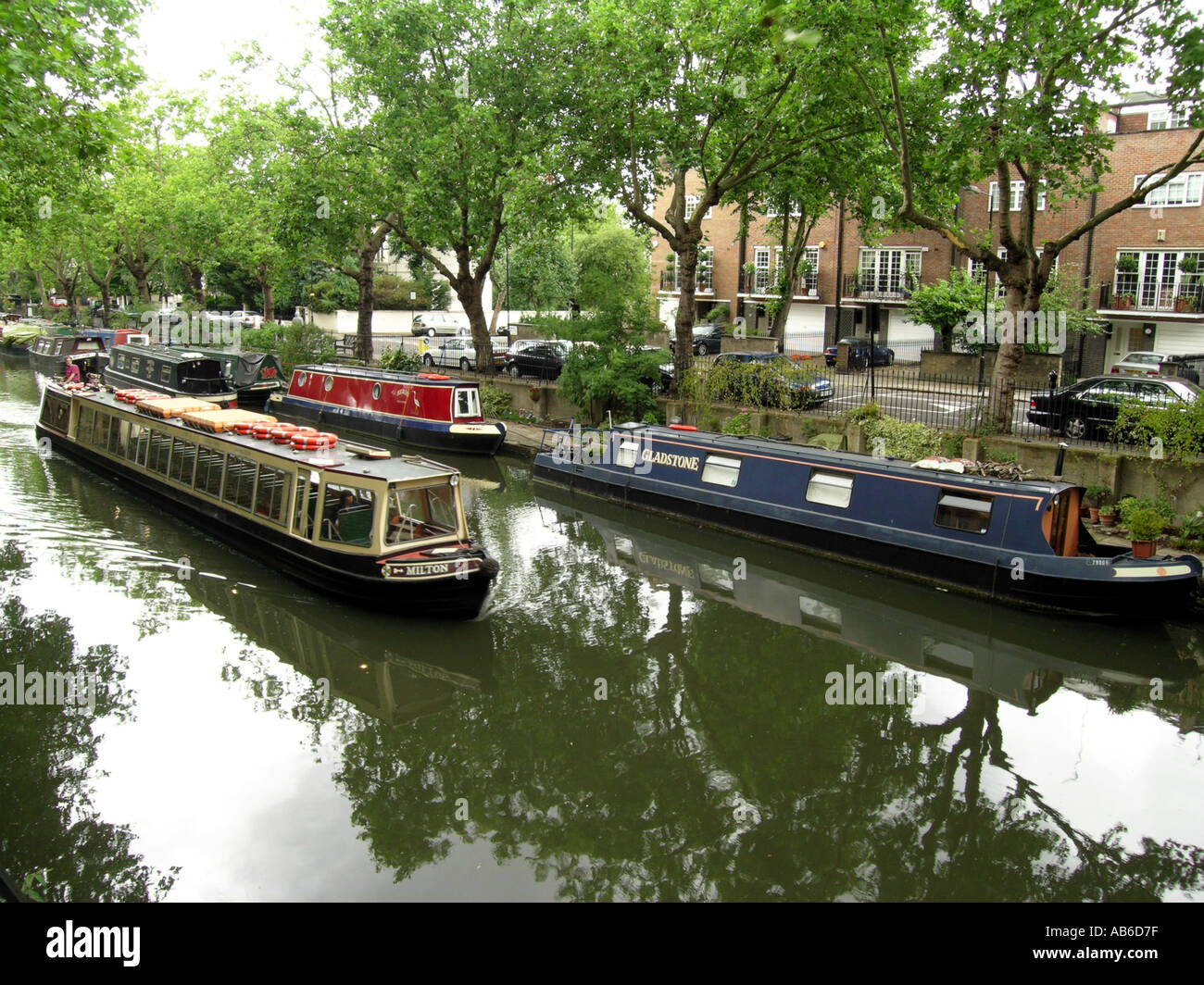 Bateaux étroits sur Grand Union canal Londres Angleterre Royaume-Uni Grande-Bretagne uk Banque D'Images