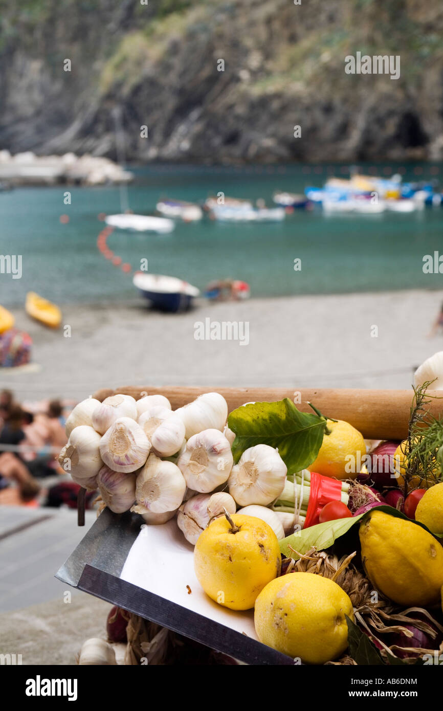 Les produits locaux sur la table d'un restaurant en face de la plage de Vernazza - -Parco Nazionale delle Cinque Terre, ligurie, italie Banque D'Images