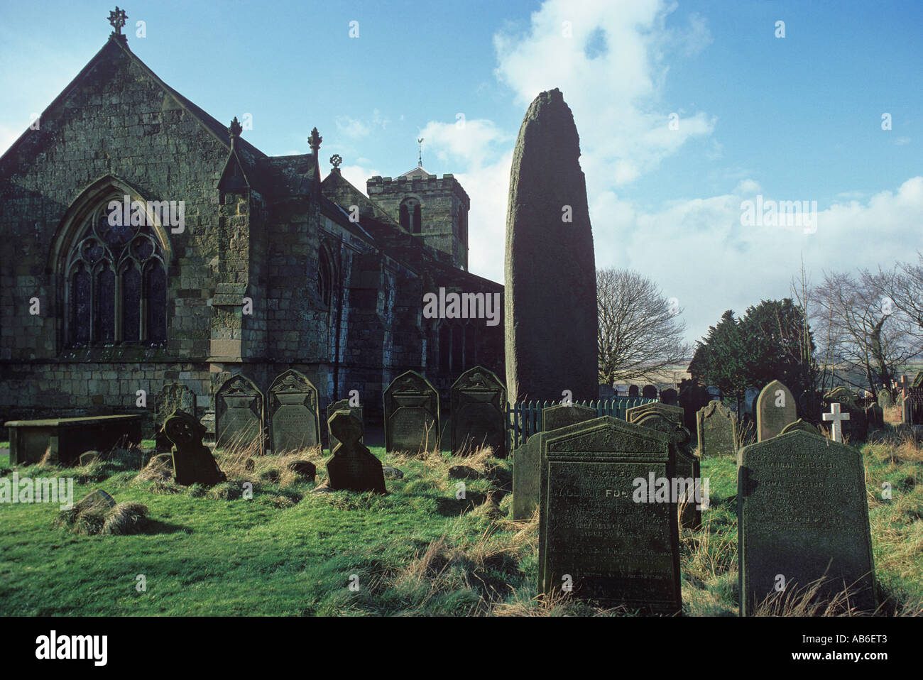 Le plus haut standing stone en Grande-Bretagne s'élève à 25 pieds 4 pouces de l'enclos paroissial de l'église All Saints Rudston dans l'East Yorkshire Banque D'Images