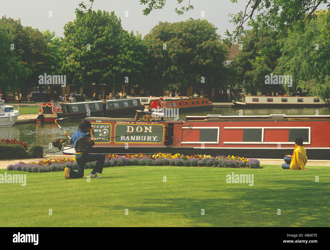 Narrowboats et les touristes sont attirés vers le centre de Stratford-upon-Avon Banque D'Images