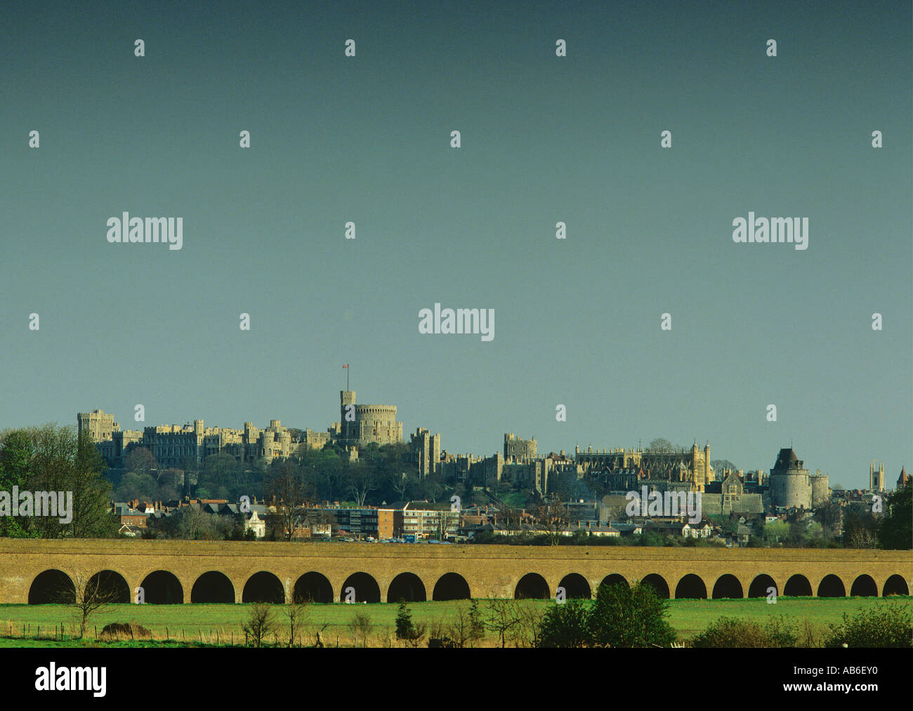 Donnant sur le château de Windsor la ville de Windsor avec le viaduc ferroviaire de brique dans le comté de premier plan Banque D'Images