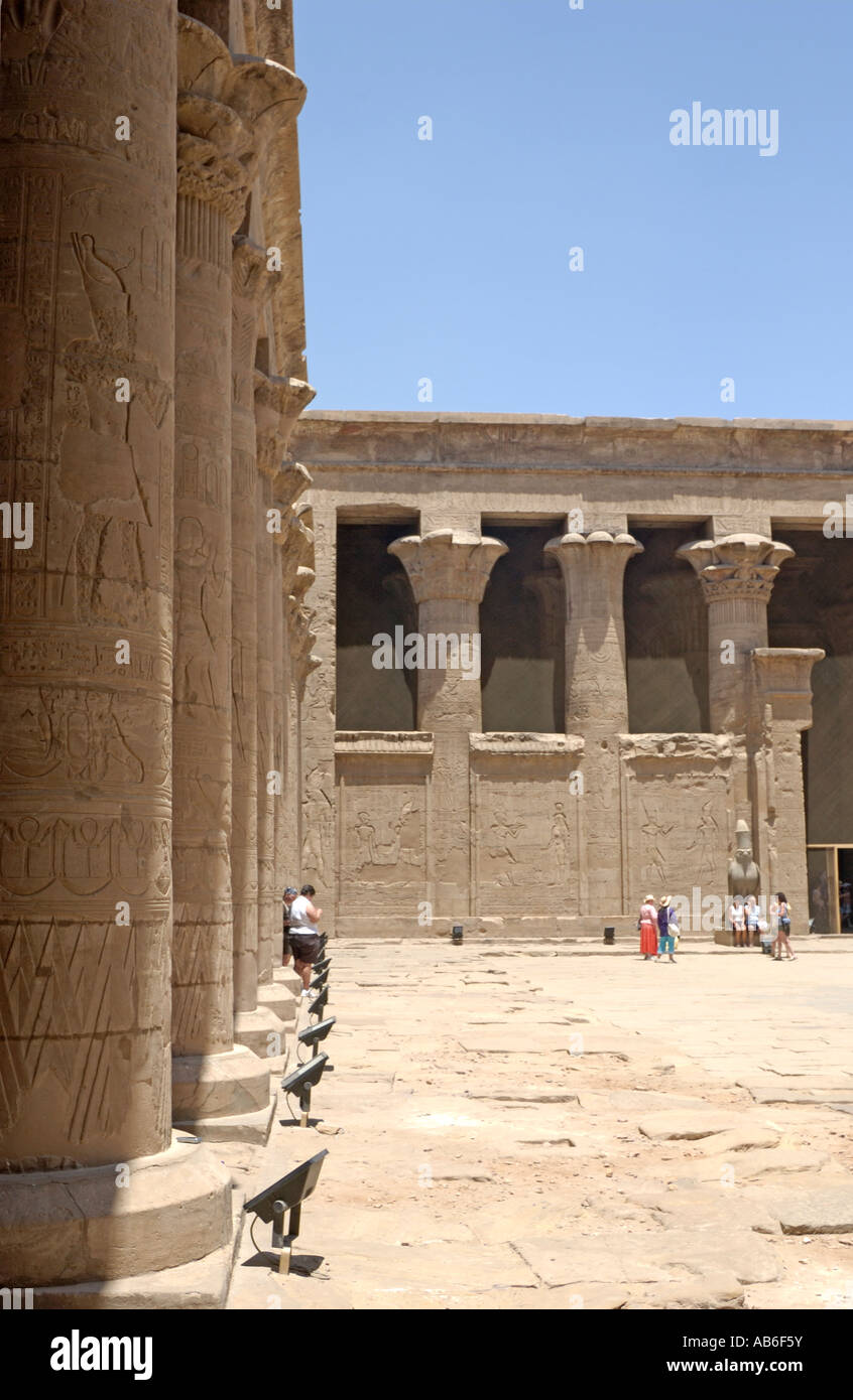 Premier cour juste à l'entrée principale de l'Egypte, Temple d'Edfou. Le temple est dédié à Horus. Banque D'Images