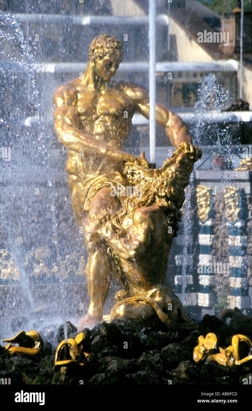 La fontaine Samson Peterhof partie de la fontaine de l'eau dans les jardins de l'Peterhof Palace, Saint-Pétersbourg, Russie Banque D'Images