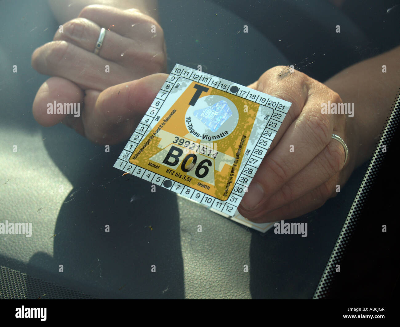 Coller la vignette autrichienne pendant 10 jours sur windscreenf une voiture  Photo Stock - Alamy