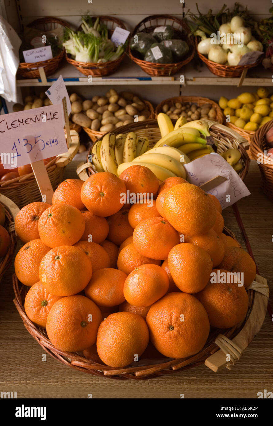 Les clémentines dans panier en vente en magasin de fruits espagnols Banque D'Images