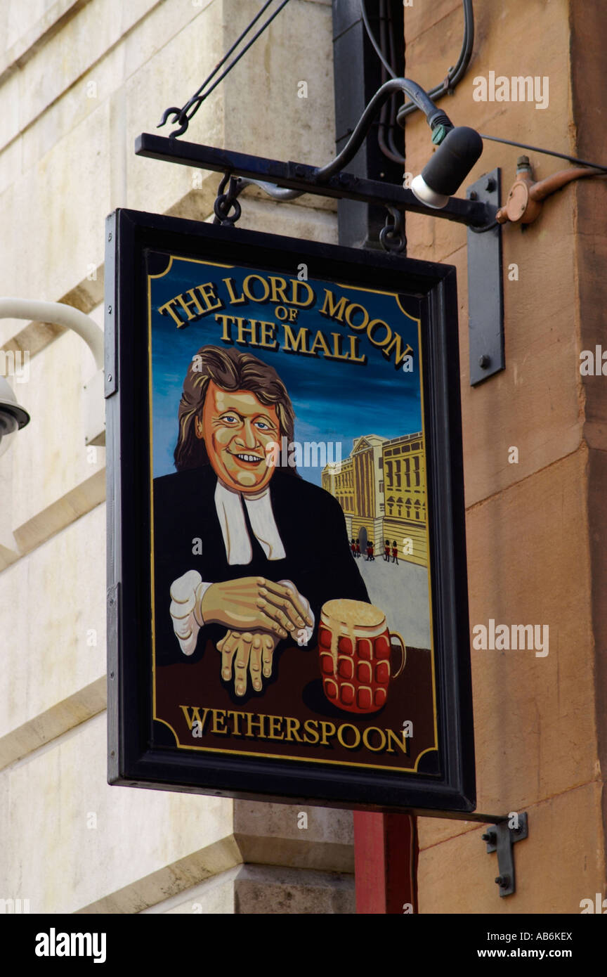 London Pub signer le Seigneur Lune du Mall à Whitehall London England Banque D'Images