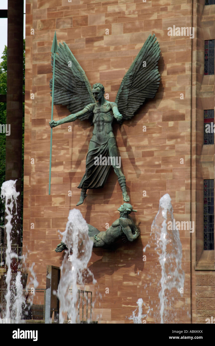 Statue de Saint Michel et le Diable nouvelle cathédrale de Coventry Banque D'Images