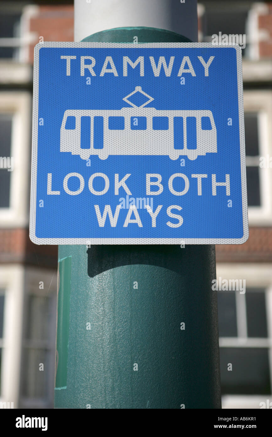 Signe du tramway, regardez des deux côtés Banque D'Images