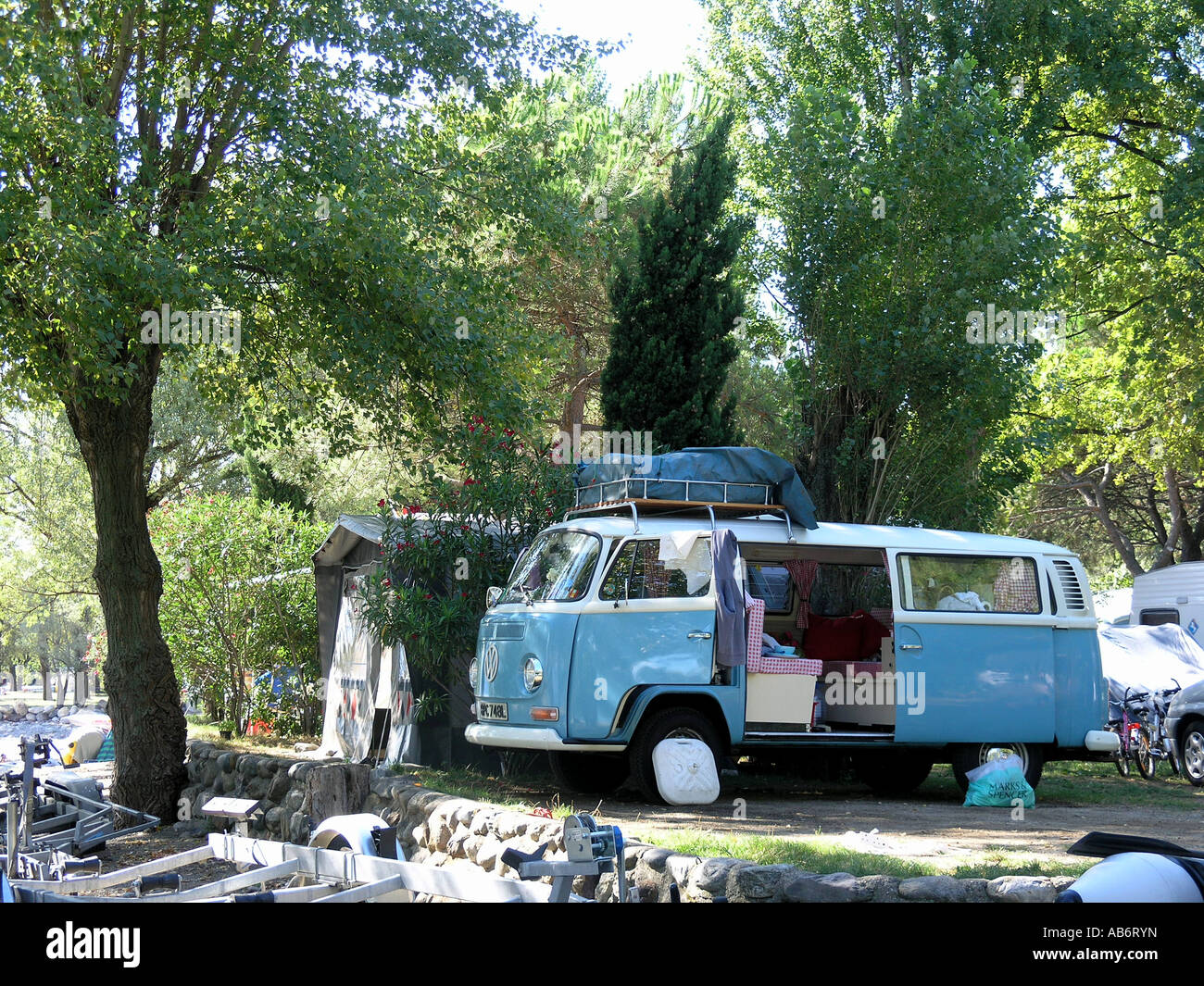 Vieux bus Volkswagen sur les terrains de camping Lago Maggiore Italie Banque D'Images