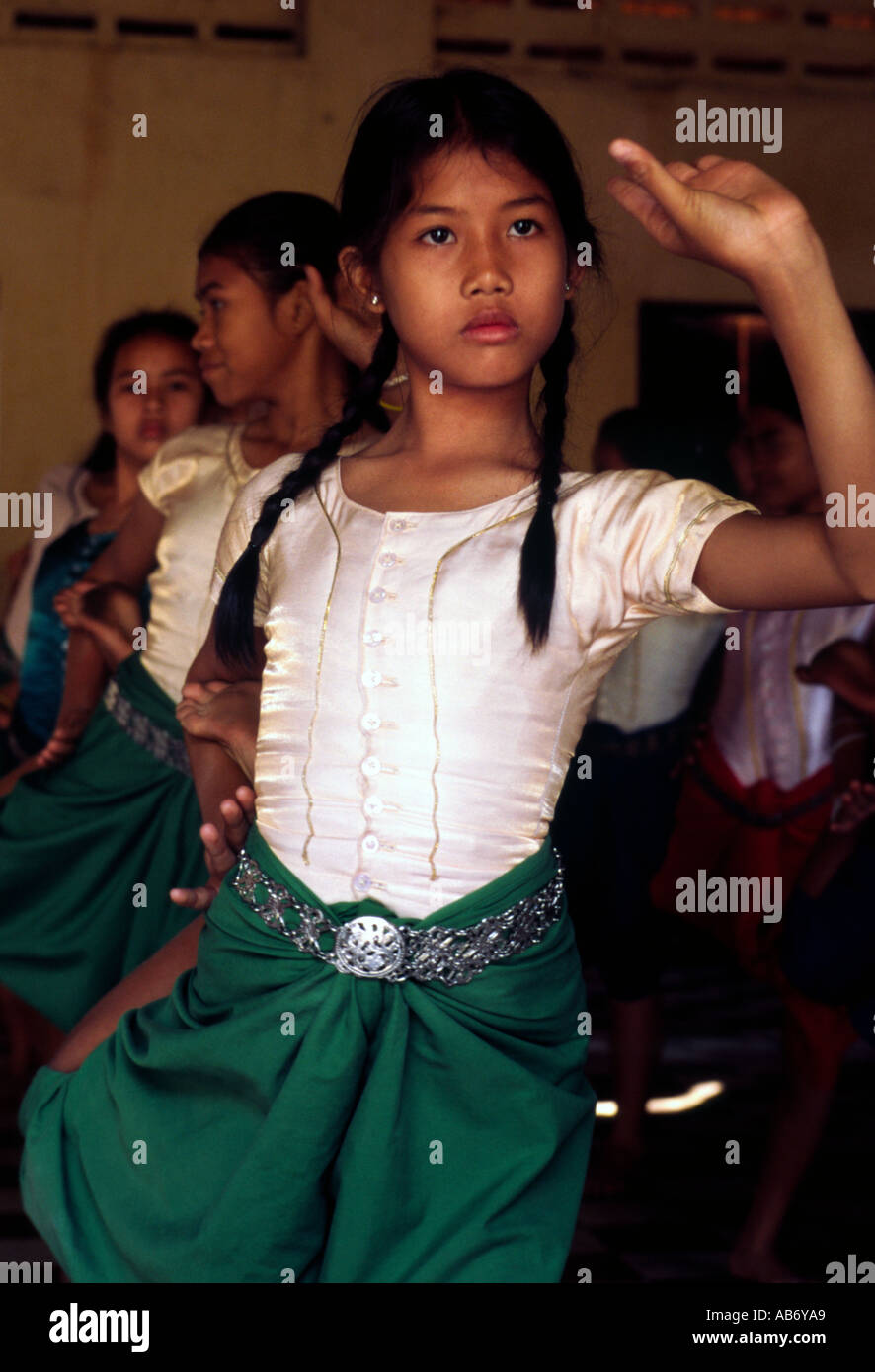 Un jeune étudiant à l'École des beaux-arts Phnom Penh Cambodge adopte un gracieux poser au cours d'une leçon de danse traditionnelle Banque D'Images