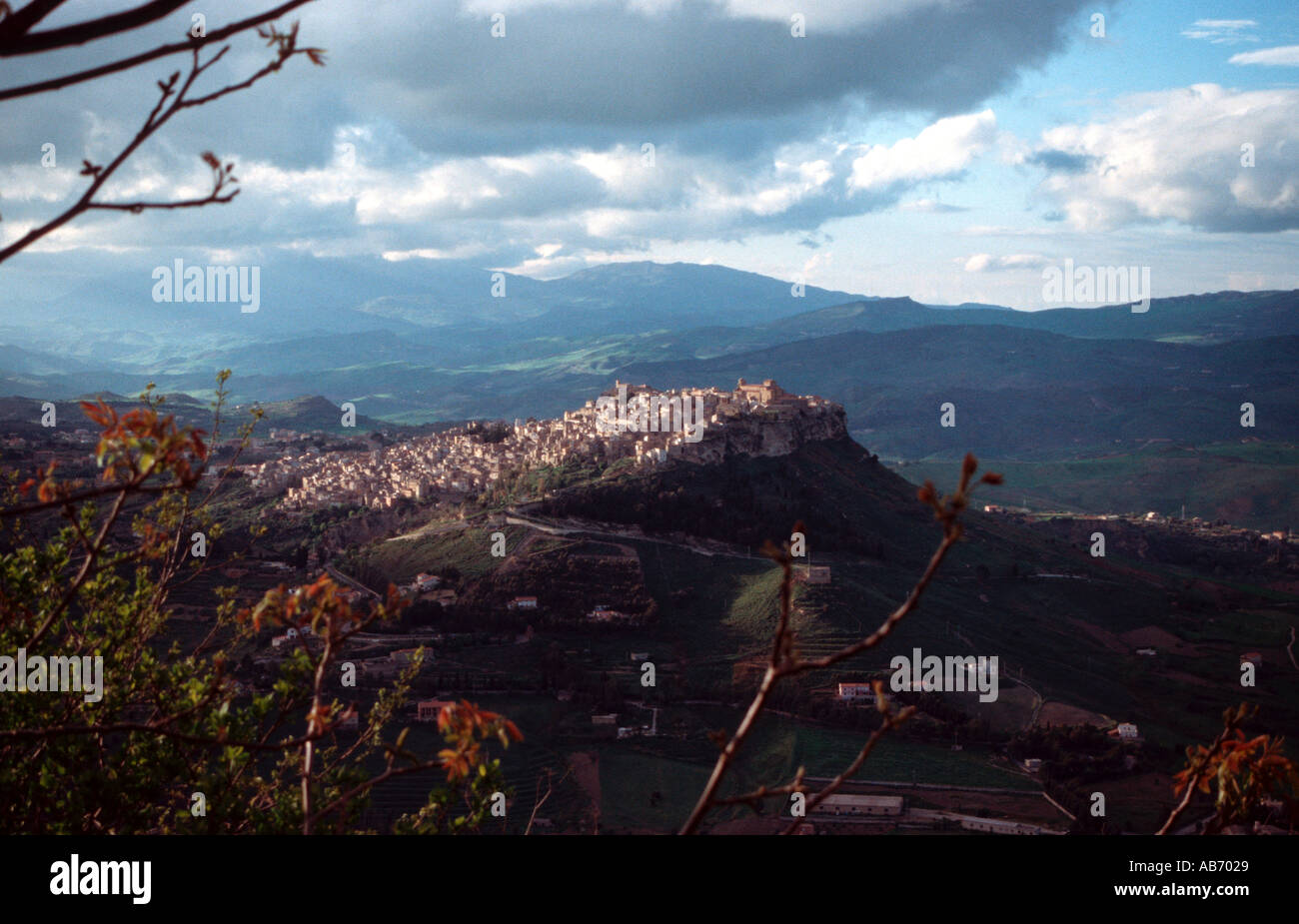 Soirée à Calascibetta une petite ville perchée sur une colline en Sicile vu de la ville de Enna Banque D'Images