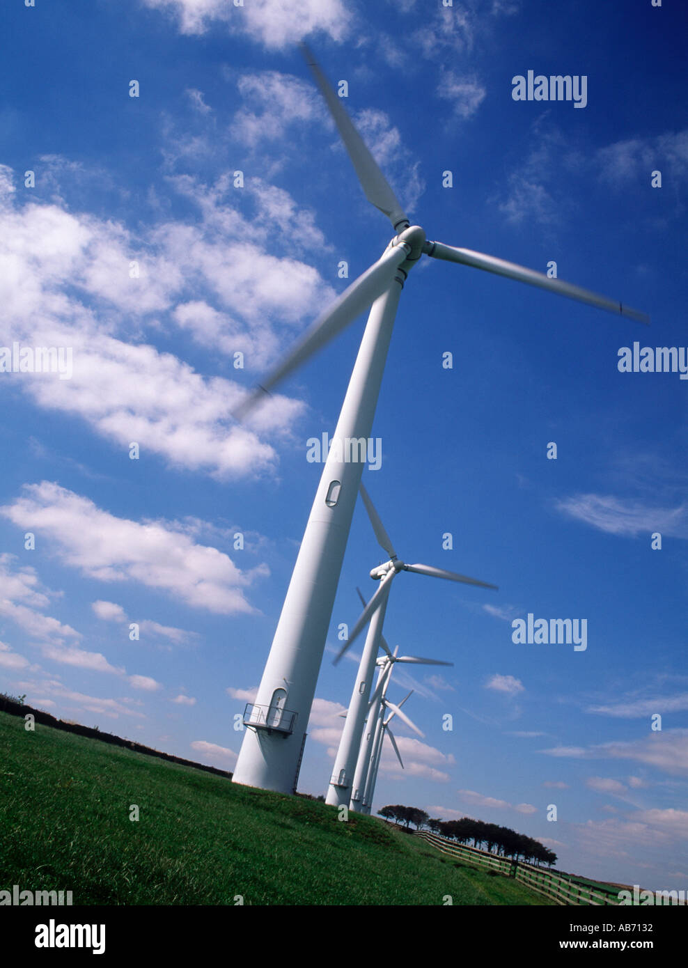 Rangée de SIX ÉOLIENNES DANS LE DOMAINE ROYD MOOR SOUTH YORKSHIRE ANGLETERRE Grande-bretagne Royaume-uni UK Banque D'Images