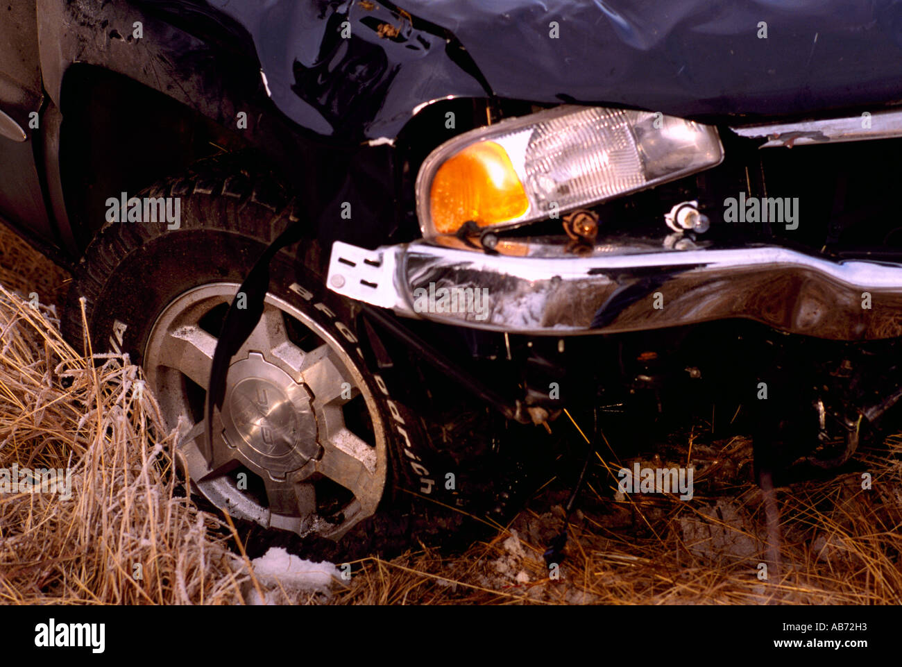 Brisé Accident de voiture, accident de voiture, accident de la circulation routière, la scène l'hiver, la neige, BC, British Columbia, Canada Banque D'Images