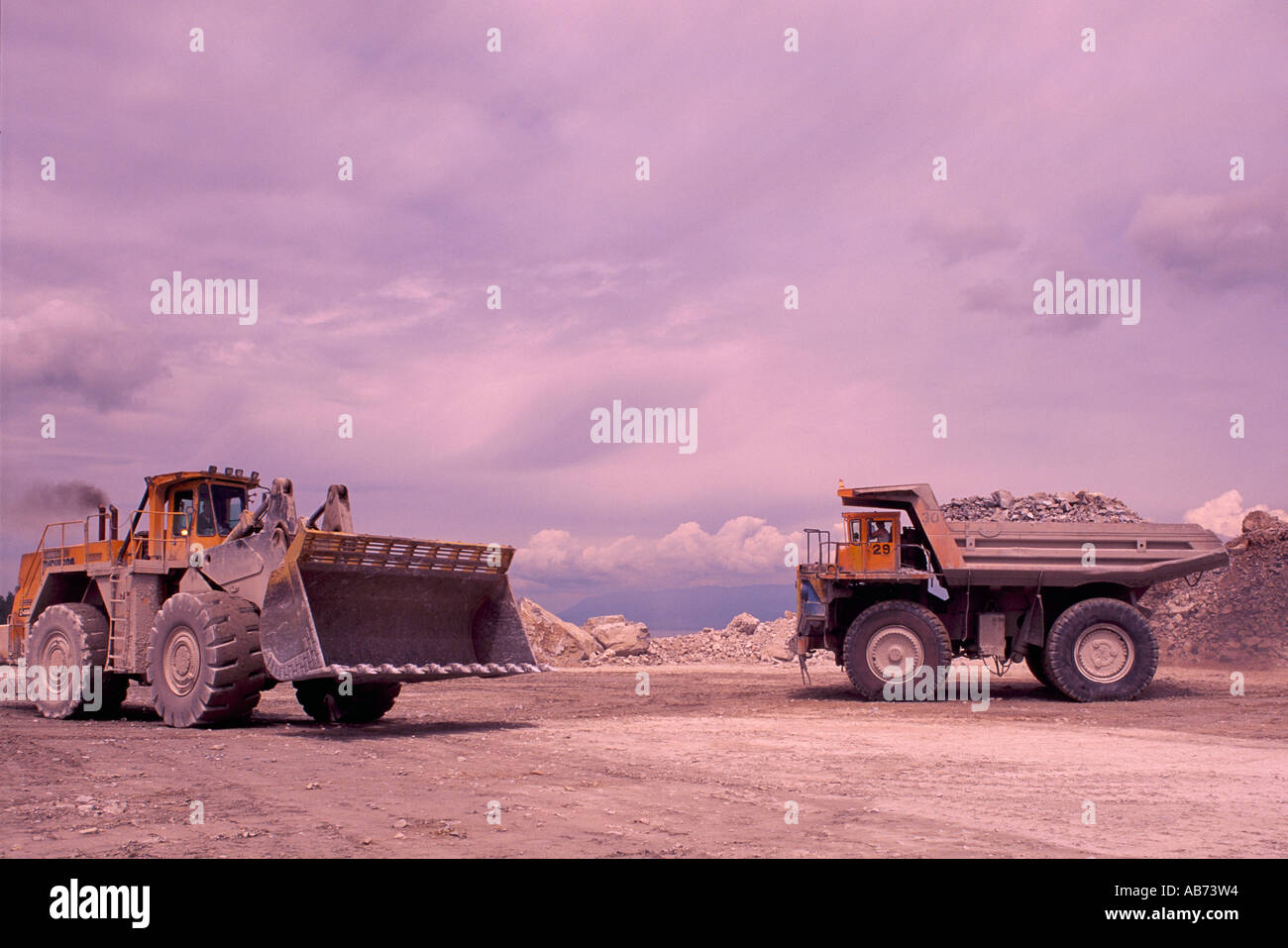 Carrière de calcaire, l'île Texada, en Colombie-Britannique La Colombie-Britannique,  Canada - Chargeur avant charge 100 Ton Dump Truck avec le calcaire à la  Mine Photo Stock - Alamy