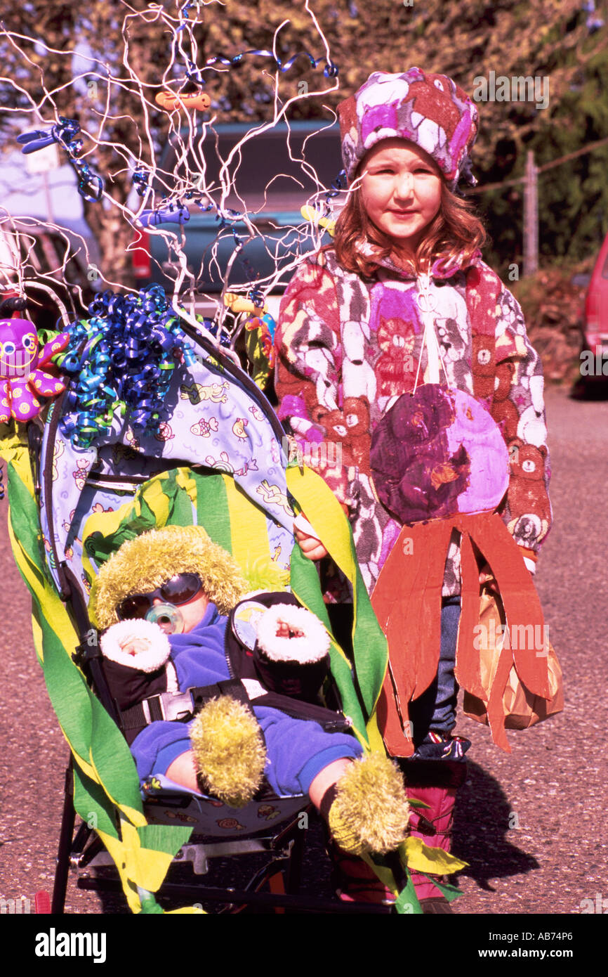 Jeune fille et le bébé dans la poussette décorée pour Pacific Rim Whale Festival Parade Tofino Vancouver Island British Columbia Canada Banque D'Images