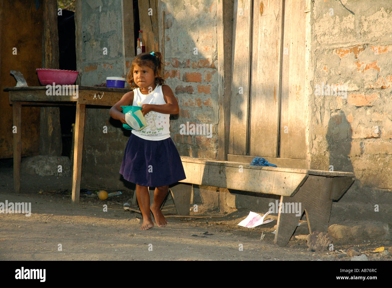 Enfant en zone rurale sur l'île Ometepe, Nicaragua, Amérique Centrale Banque D'Images