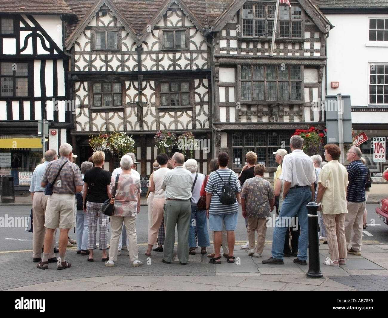 Stratford upon Avon Les touristes étrangers à la recherche à la Harvard Inn Garrick House dernier a des relations avec l'université Banque D'Images