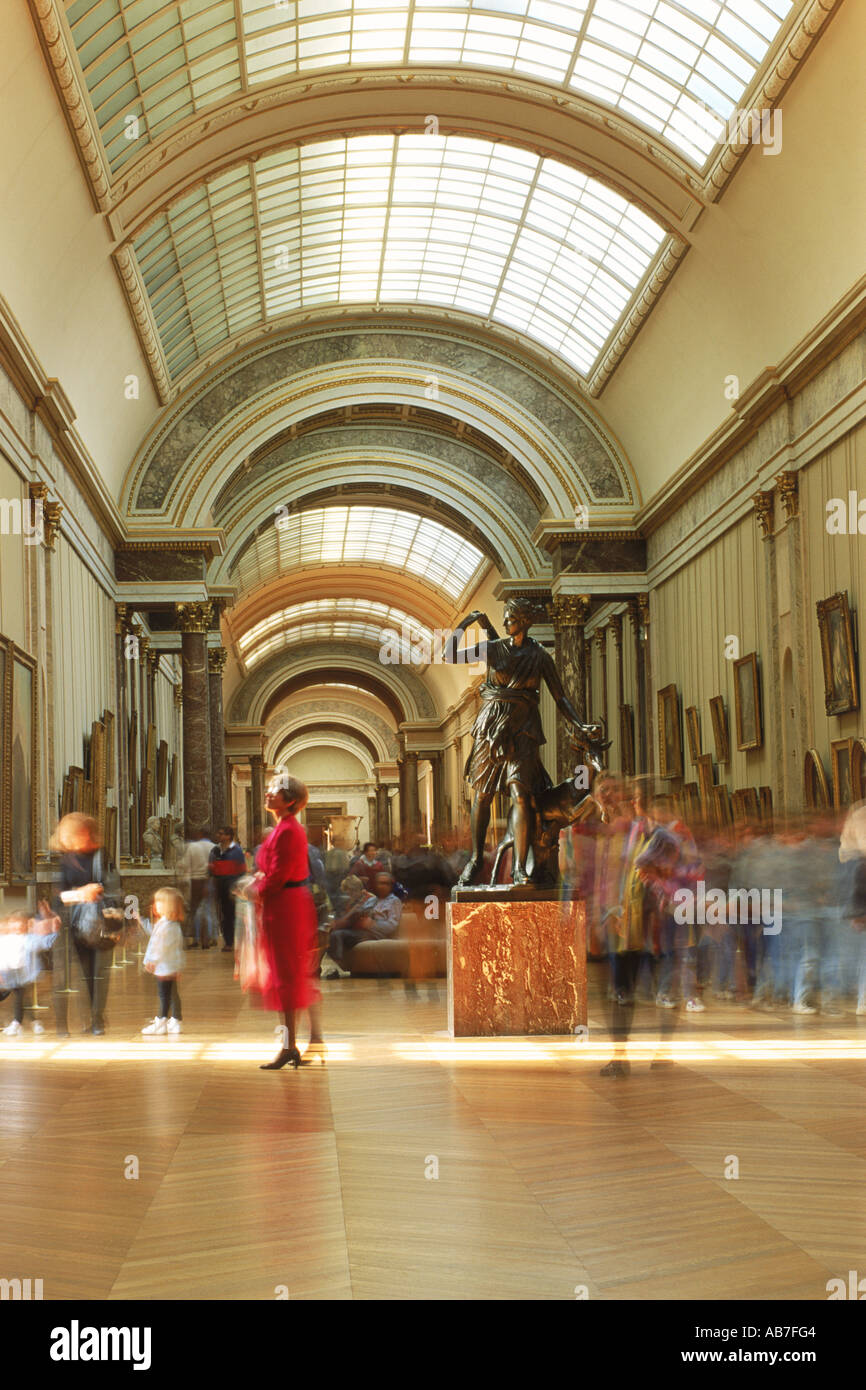 Les gens au musée du Louvre à Denon Section avec des antiquités grecques et romaines à Paris Banque D'Images
