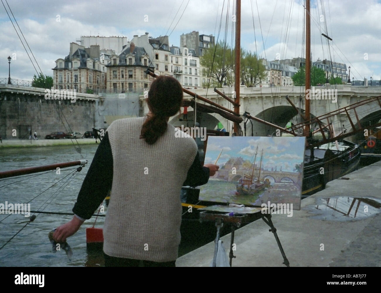 Un artiste peint une scène de Paris le long de la Seine Banque D'Images