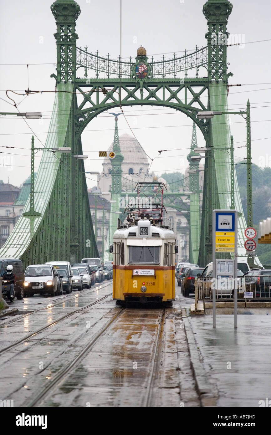 Un tramway sur le pont Elizabeth à Budapest Hongrie Banque D'Images