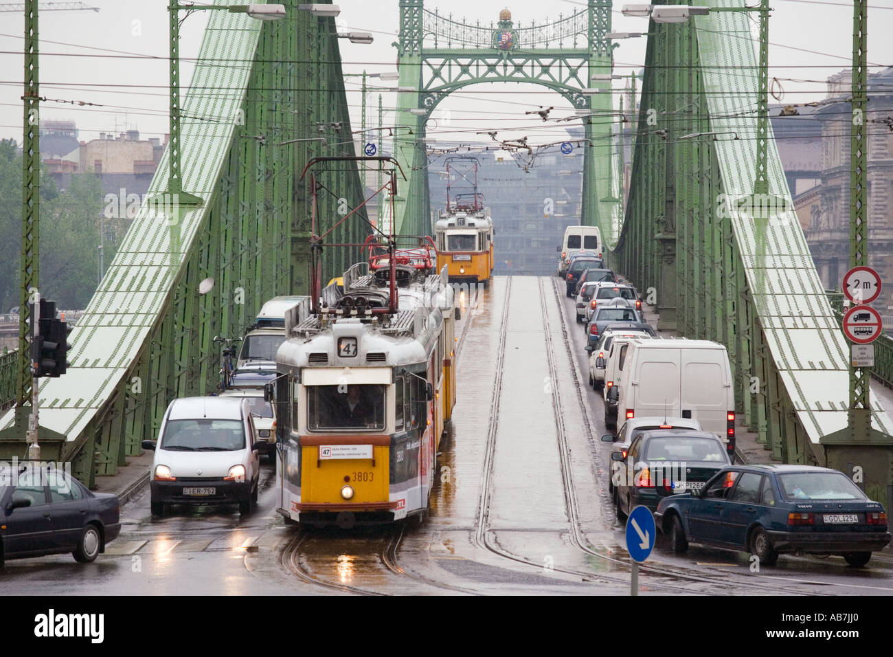 Le tramway sur le pont Elizabeth à Budapest Hongrie Banque D'Images