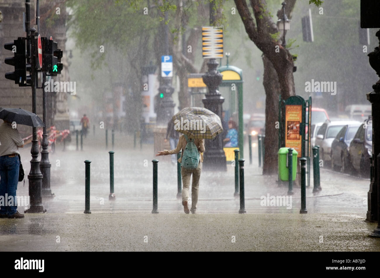 Une tempête de pluie sur la rue Andrassy à Budapest Hongrie Avril 2006 Banque D'Images